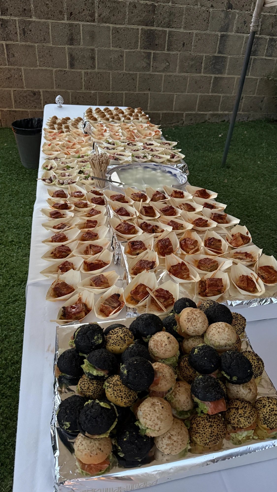 Angolo finger food Raf Eksperience con mini panini e monoporzioni a una festa in giardino