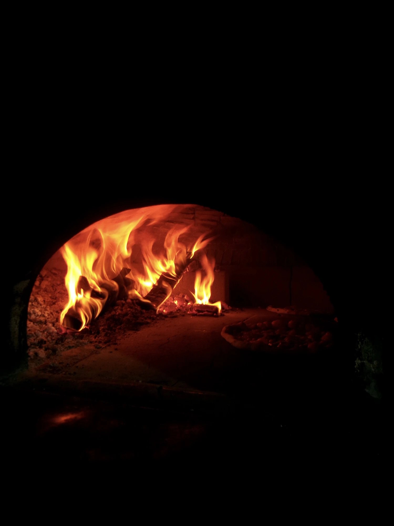 Le fiamme vive dentro il forno a legna