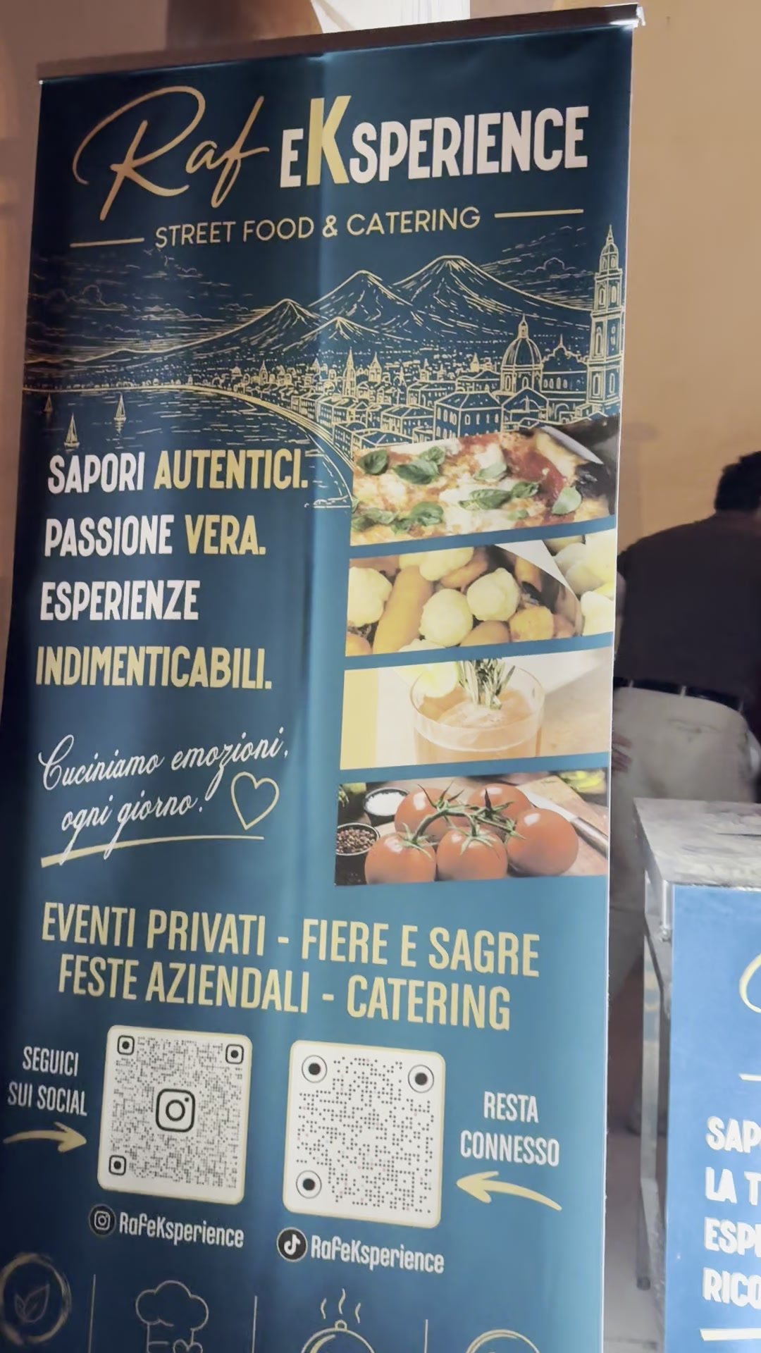 Il roll-up Raf Eksperience con i valori del brand