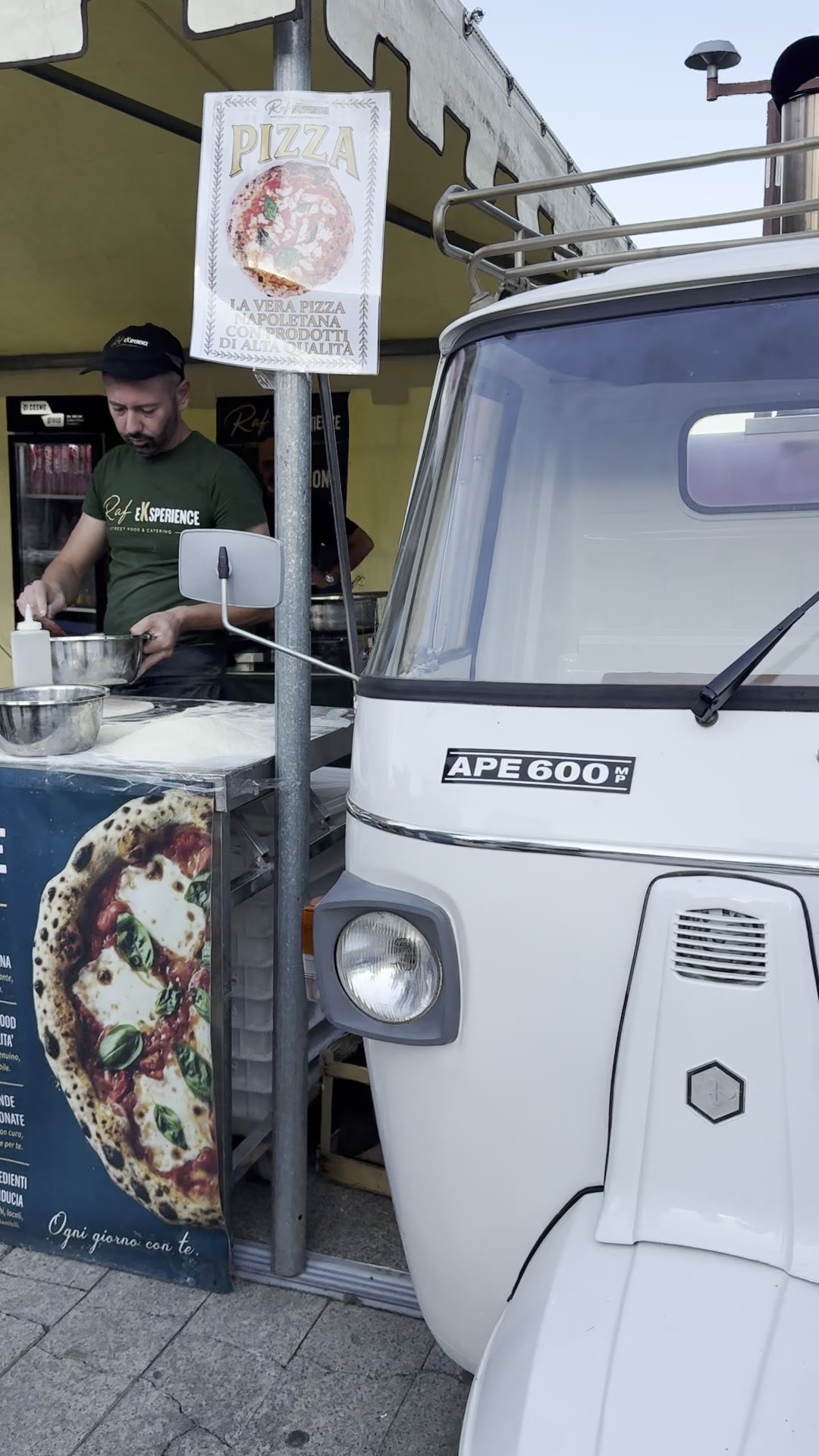 Il pizzaiolo al lavoro accanto all'APE 600 durante l'evento
