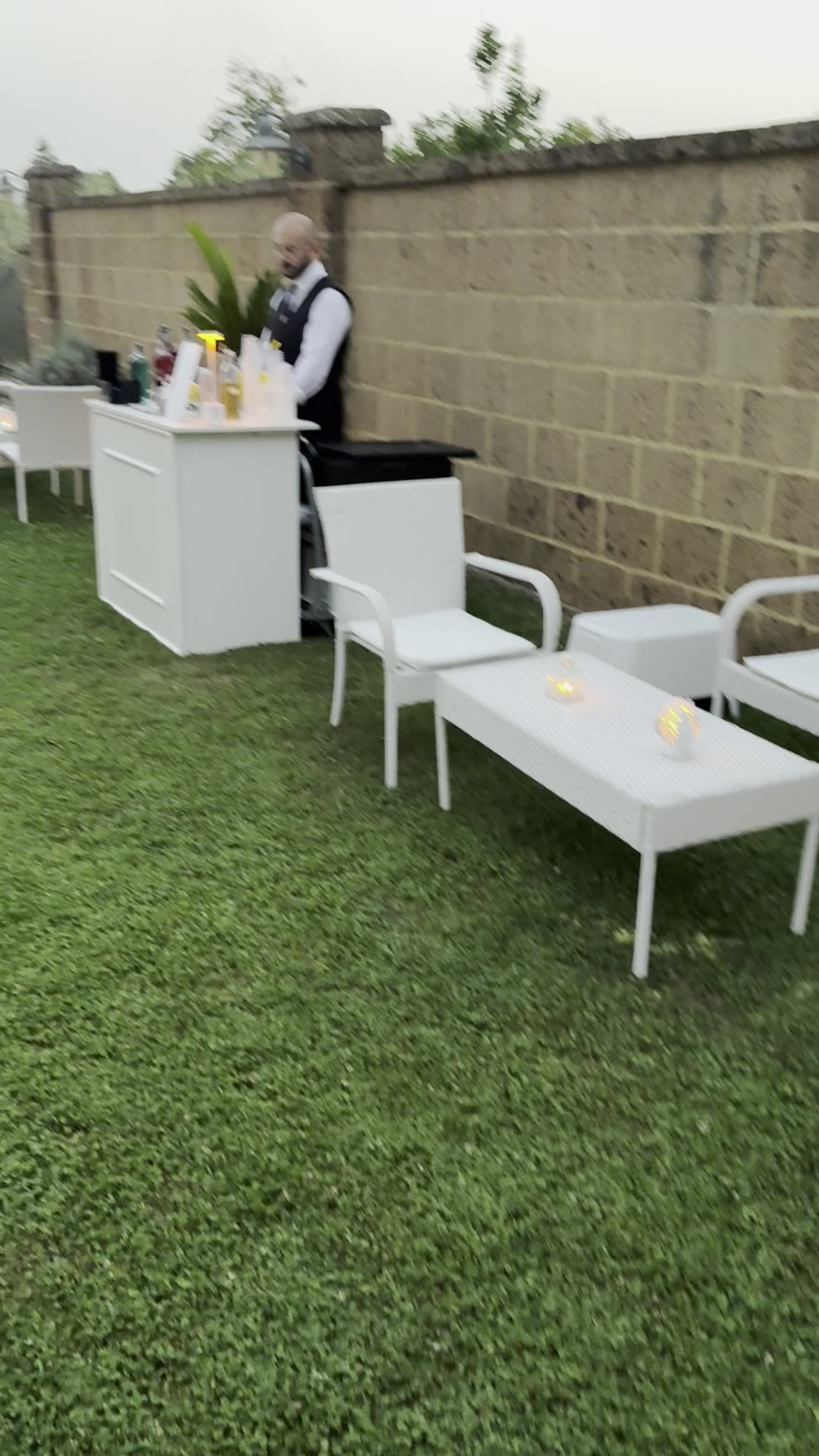 Festa privata in giardino con angolo bar e zona lounge Raf Eksperience