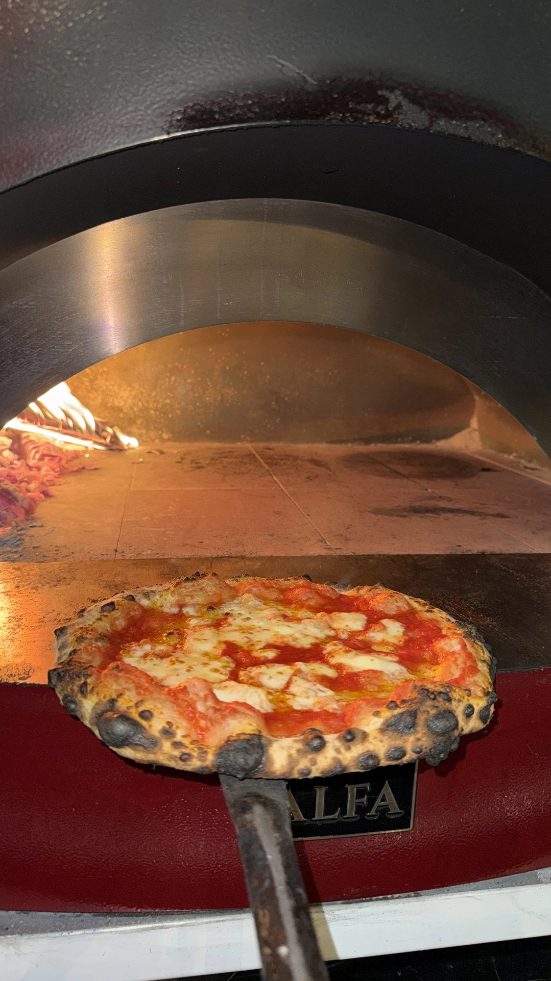 Pizza a portafoglio appena sfornata dal forno a legna ALFA